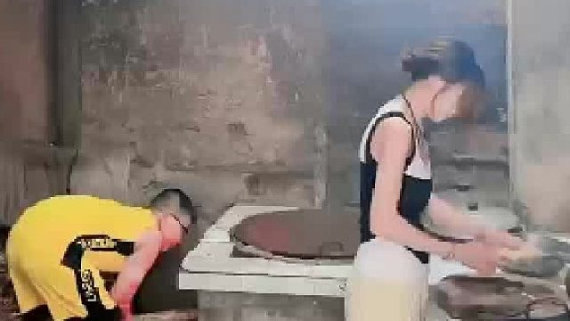 姑姑让侄子进厨房帮忙 姑姑_我教你烧火不是撬锅