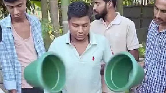 为啥没人站桌子前面呢