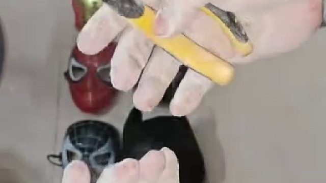 想掰断硬币。相当于再掰500吨的东西。