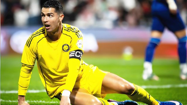 41岁首球！C罗复出凌空垫射破门，大鹏展翅庆祝意外摔倒