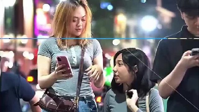 这姑娘纯真的眼神和表情太可爱了