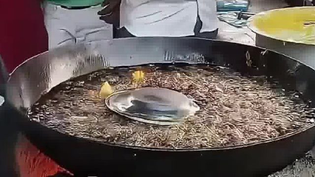 小哥徒手下油锅，他是怎么做到的