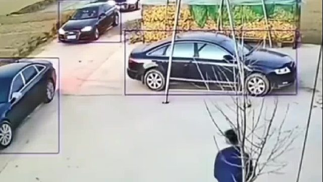 光天化日，居然敢来势汹汹的跟我一路