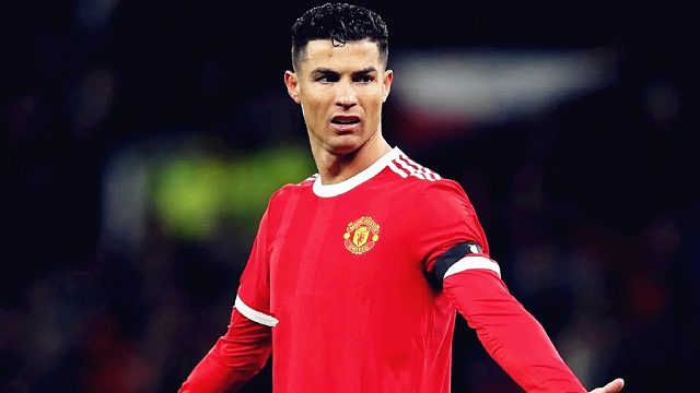 啥情况？C罗“偷袭”门将打进空门被吹，吃黄牌甩手泄愤！