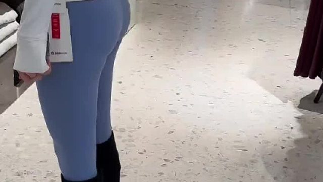 这套瑜伽服怎么样？ 这一套瑜伽服终于把嫂子身材优势显现出来了…喜欢点赞评论转发艾特推荐起来～