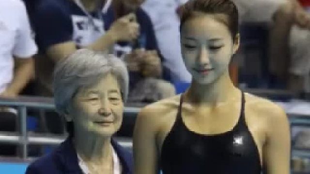 70岁的老教练帮运动员做赛前热身训练，太负责了