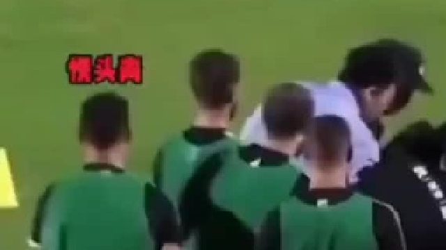 C罗的撞肩礼[捂脸]差点被误认为xi警！