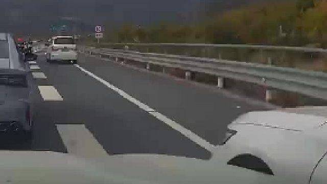 白车走应急车道，看见交警后想强行插队，视频车丝毫不惯着一点也不让