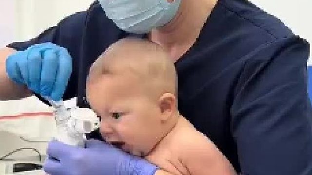 给小婴儿进行雾化治疗