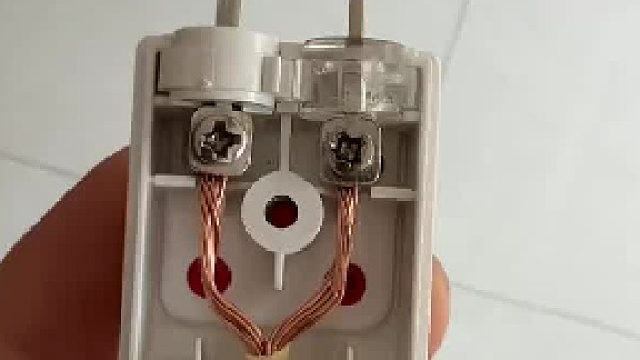 女子的大儿子是读电子专业的，给妈妈接了个插头妈妈想半天也不知道怎么通电