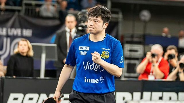 男双6-7落后！没想到樊振东上演疯狂一幕，最不可思议削球诞生了