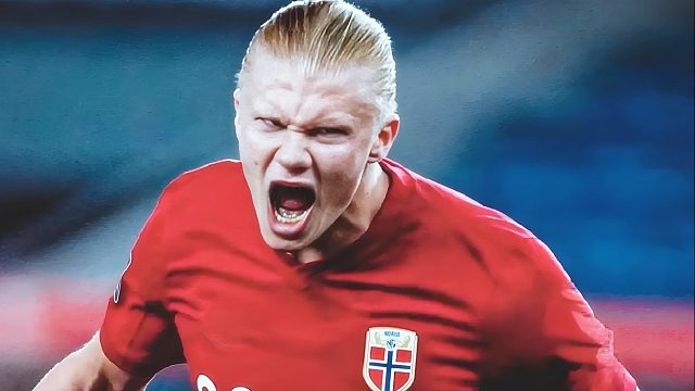 拦不住！哈兰德1V4凶猛奔袭过人，对手飞铲染红反伤自己