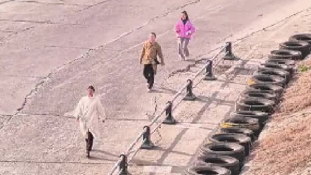 渡轮即将驶离，不管工作人员怎么催促依旧我行我素慢悠悠地走