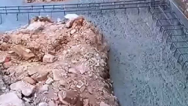 男子看到隔壁家的盖房方式 不支模直接倒混泥土 男子：这操作你们觉得有问题吗