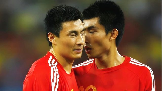 相爱相杀！国足名场面：郑智与李玮锋化身保级主帅对决