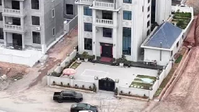 这是江西最团结的九兄妹，长兄拉起八个兄妹共同致富，共同建一模一样的大房子，每栋楼都有给父母的房子，一家人其乐融融，让周围邻居羡慕不已！