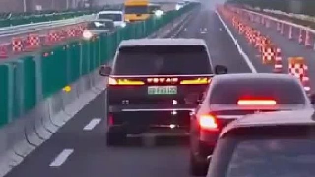 高速上龟速行驶 急坏后排司机 网友：你永远想不到堵车源头是啥