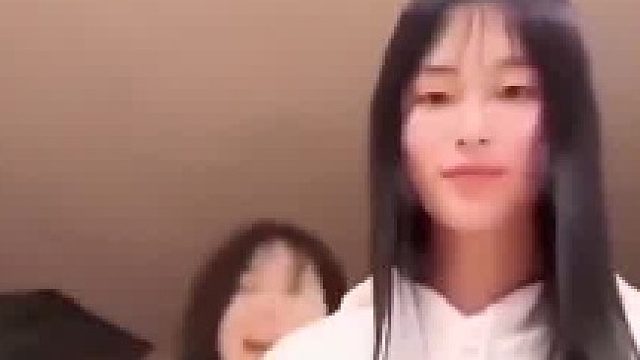 妈妈有点放不开啊！还是女儿比较活泼