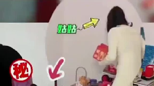 萌娃撒娇让爸爸抱，不小心把爸爸裤子扯下来了