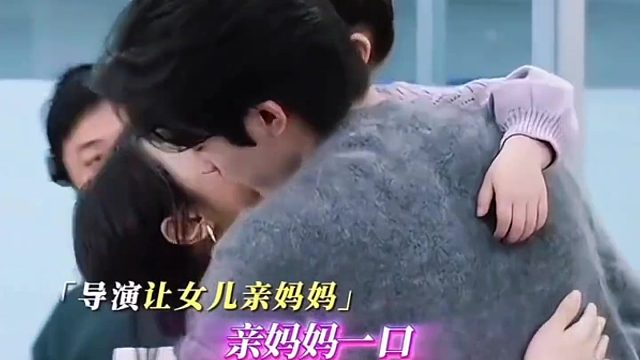 这父女俩，听音都自带创意，互不干扰，真是别具一格的亲子趣事！