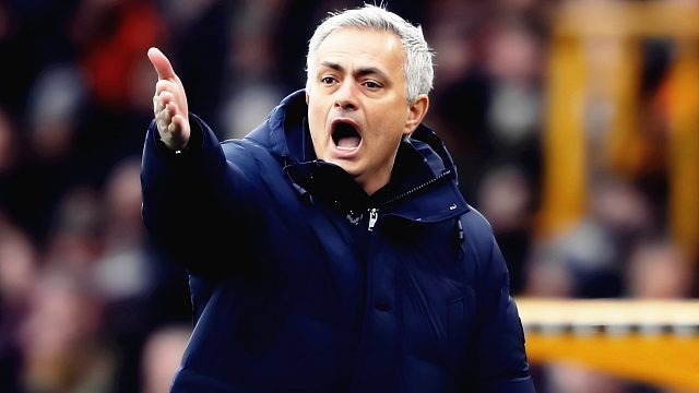 穆帅又怒了！不满判罚向主裁咆哮，对阵皇马染红被罚上看台