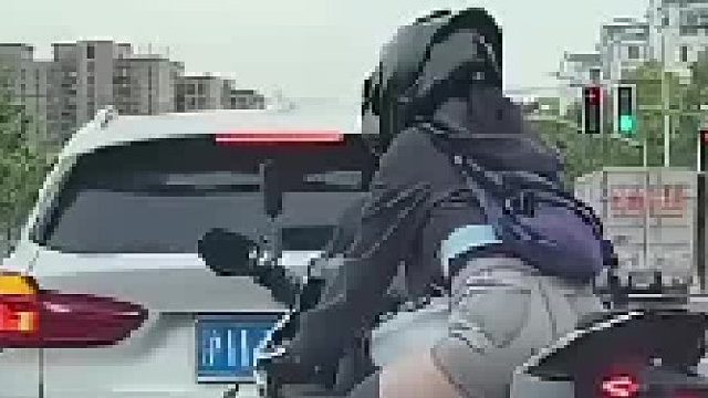 这个车牌可买前面宝马了