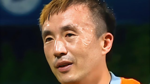 黄改红！王永珀名场面：蹬踏姚均晟被罚下，外籍主帅看怒了