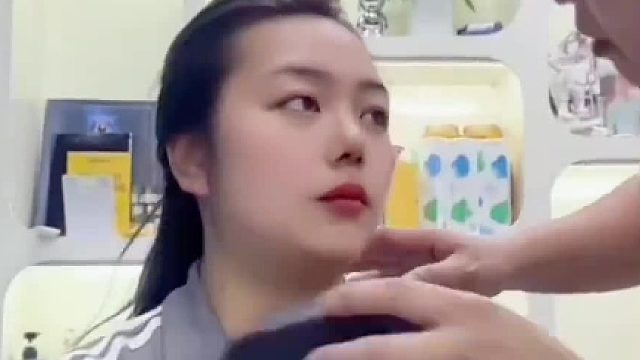 顾客刚剪完头发,下一秒小伙子的操作,直接把美女看呆了