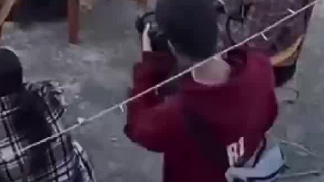 男子借拍照偷偷背后伸手 发现是女生拉住手一把甩开