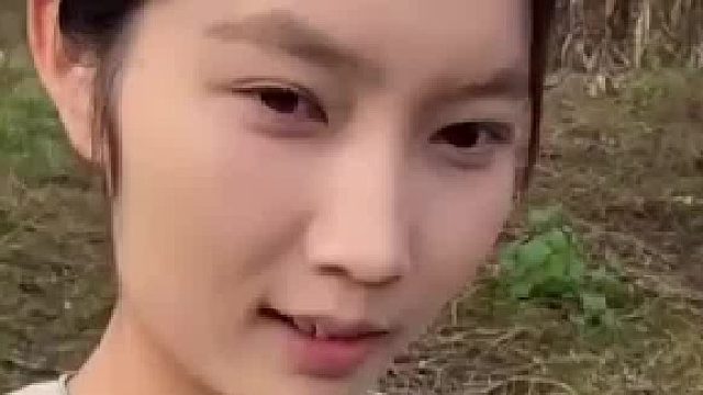 女生称干活时腿老是不得劲，掀开裤子一看瞬间破防，“我就说 怎么找不到了”