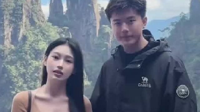 女子和男友过年前去广西旅游，这个腰和跨绝了，太漫画了。