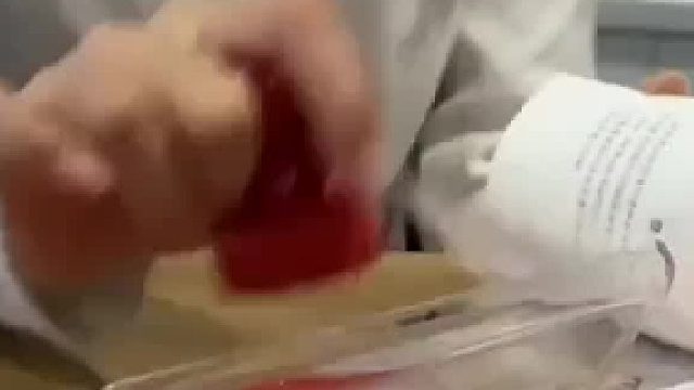 网友拍到同时负责盖章的两个人，一个快得像风，另一个…