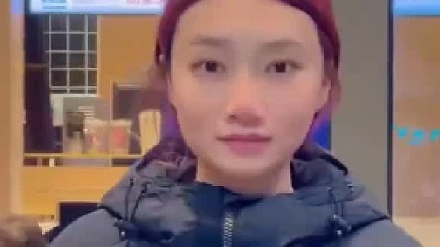 小姐姐下班出门后深吸一口气，本来疲惫老态的脸瞬间变得年挺有活力，网友：这到底是吸了谁的阳气？