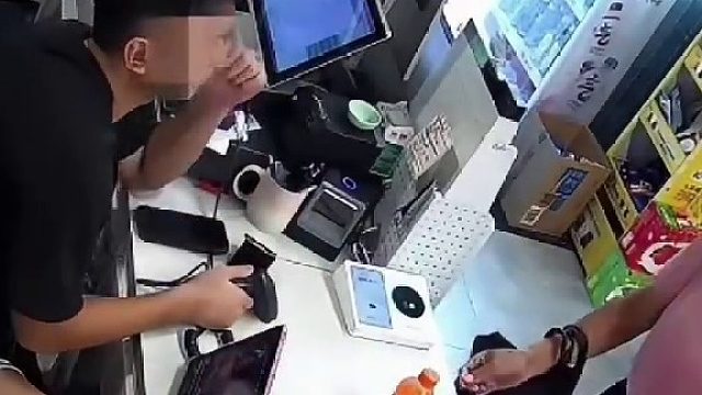 这女子真的是太离谱了。