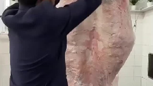 第一视角观看杀千斤大牛，背脊肉现场分割吃#全网热点共创计划#