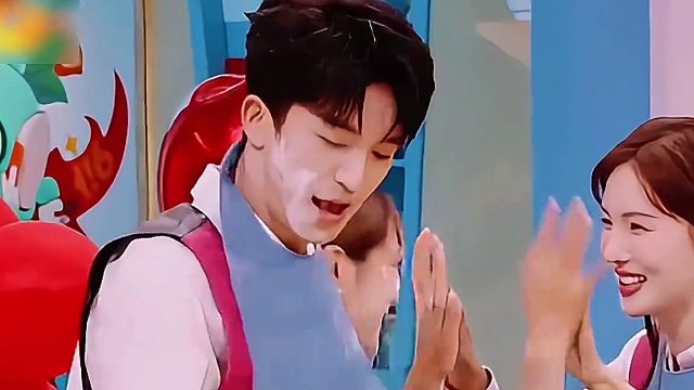 看杨迪的表情他应该也吃了哈哈哈哈