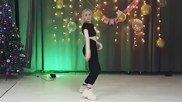 俄罗斯姑娘才艺表演24.01.05_秀儿(拉达)00