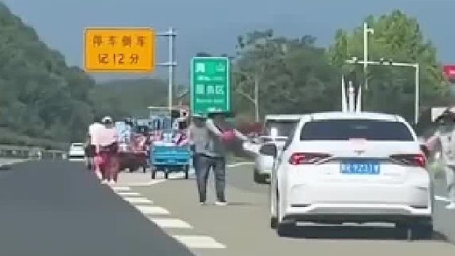 马路惊魂！老板狂招手，司机心有余悸拒停车