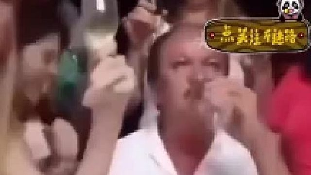 那女的举着酒杯不喝