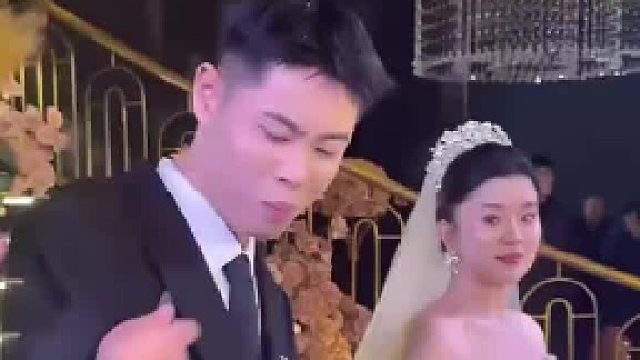 新人成婚当天，好兄弟往新郎嘴里塞了颗槟榔，新娘看到后赶紧制止