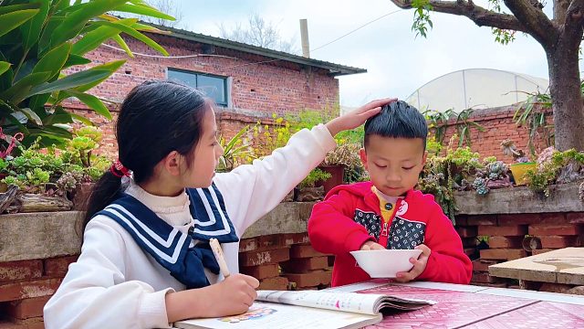半生父母恩，一世姐弟情，岁月长河里，幸福就是有你在身旁
