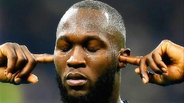 “杵桩王”名场面：卢卡库挡出队友射门，主帅孔蒂表情郁闷！