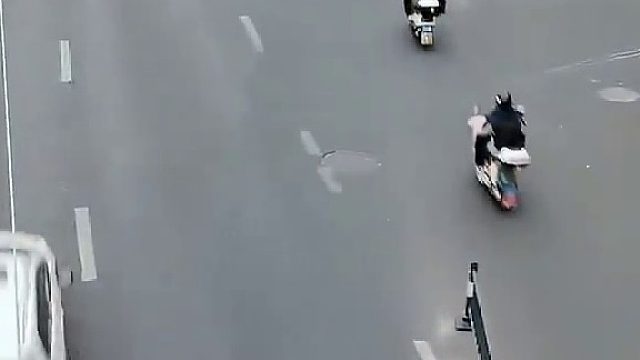 白车汇入车道不减速，不停车观察，全责