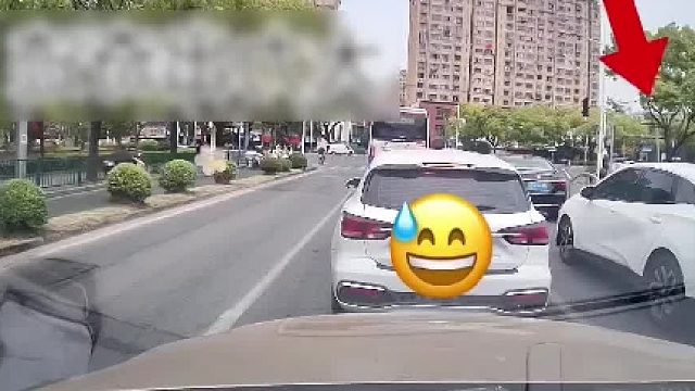 等红绿灯间隙家长愤怒下车，结果过于用力车坏了车门把，孩子：妈妈现在还揍我吗