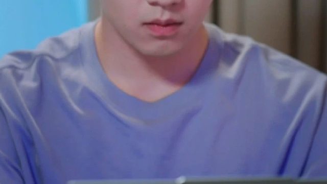 这简直就是，在演我平时上班的状态