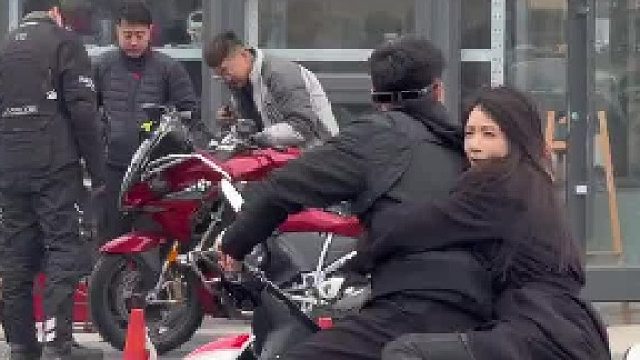 电摩的神操作，酷爽。