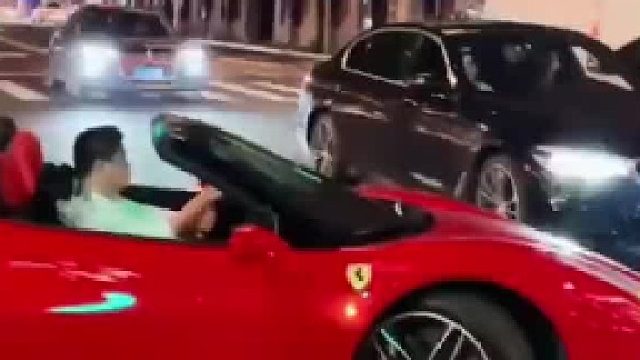 法拉利虚晃一下，宝马车主吓得不轻，网友：转弯让直行你怕啥？