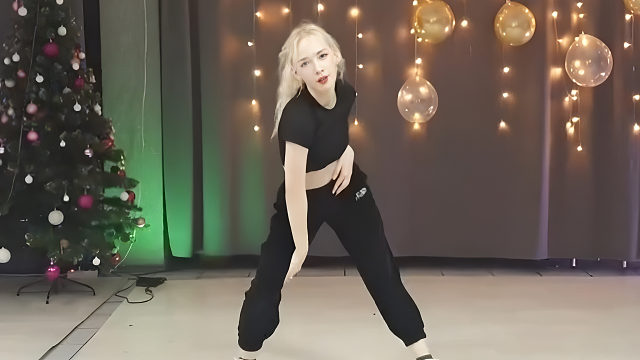 俄罗斯姑娘才艺表演24.01.05_秀儿(拉达)03