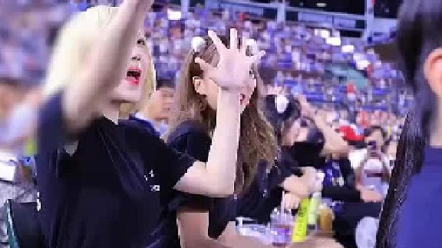 好哇塞的小姐姐