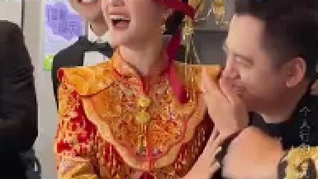 结婚当天新娘蒙上眼找自己的新郎，网友：聪明的人已经学会装傻了